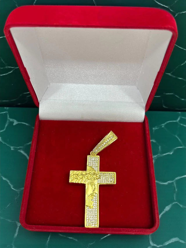PINGENTE CRUZ ROSTO CRAVEJADO M/G - BANHADO A OURO 18K