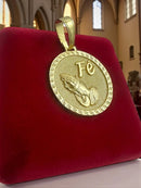PINGENTE REZANDO FÉ COM MÃO REDONDA G - BANHADO A OURO 18K