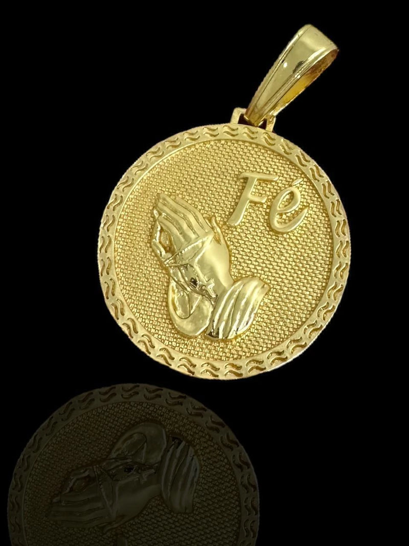 PINGENTE REZANDO FÉ COM MÃO REDONDA G - BANHADO A OURO 18K