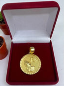 PINGENTE REZANDO FÉ COM MÃO REDONDA G - BANHADO A OURO 18K