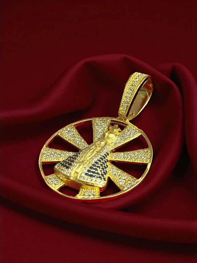 PINGENTE SANTA RAIADA VAZADO CRAVEJADO G BANHADO A OURO 18K