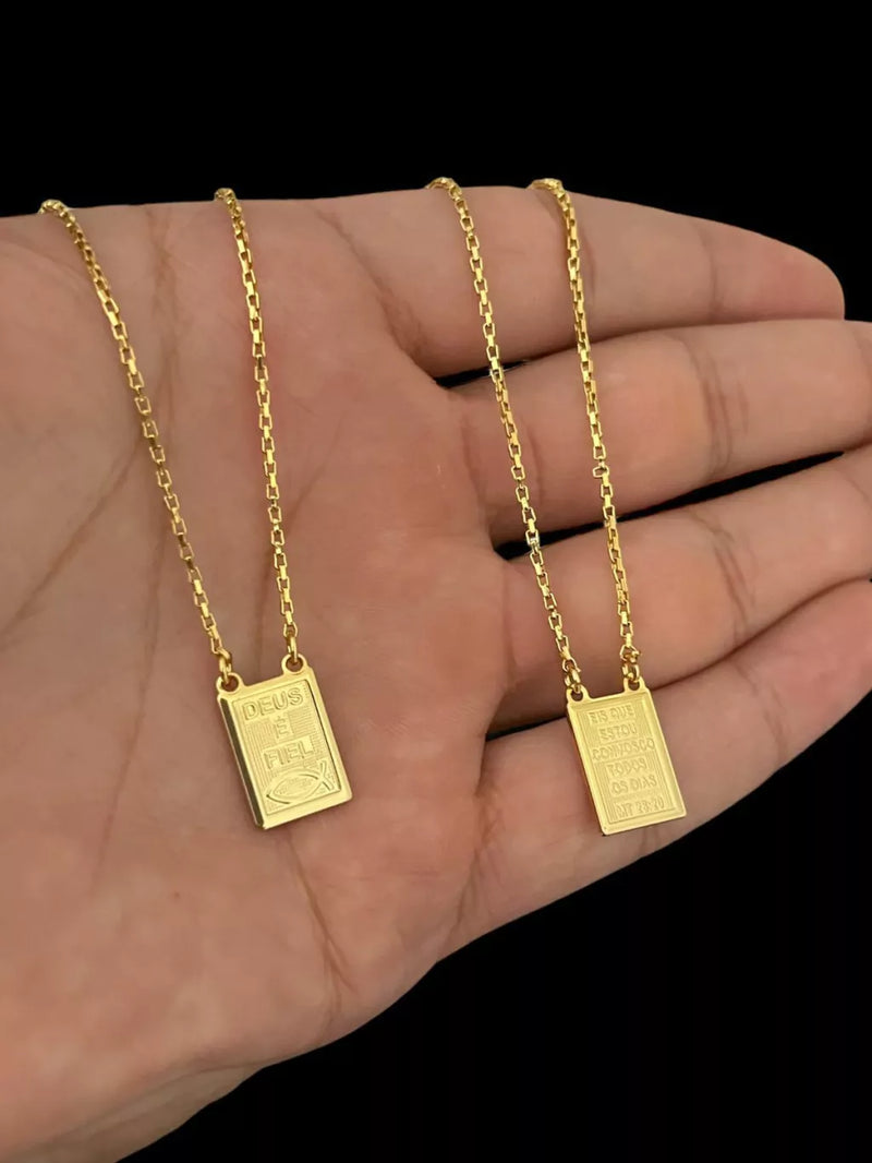 ESCAPULÁRIO TIJOLINHO 1MM DEUS É FIEL - BANHADO A OURO 18K