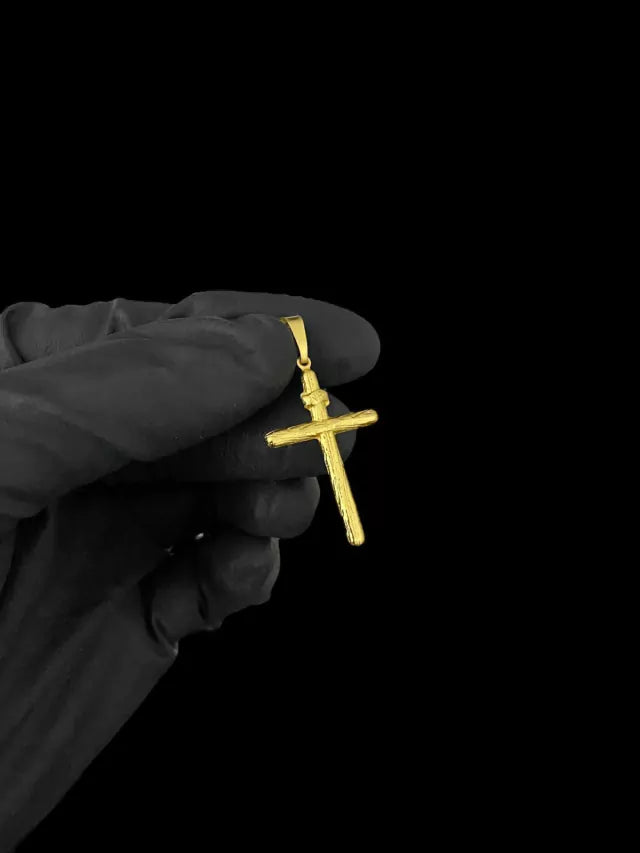 PINGENTE CRUZ RÚSTICA INRI (P) - BANHADO A OURO 18K
