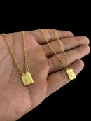ESCAPULÁRIO CADEADO 1MM DEUS É FIEL/ ESPÍRITO SANTO - BANHADO A OURO 18K