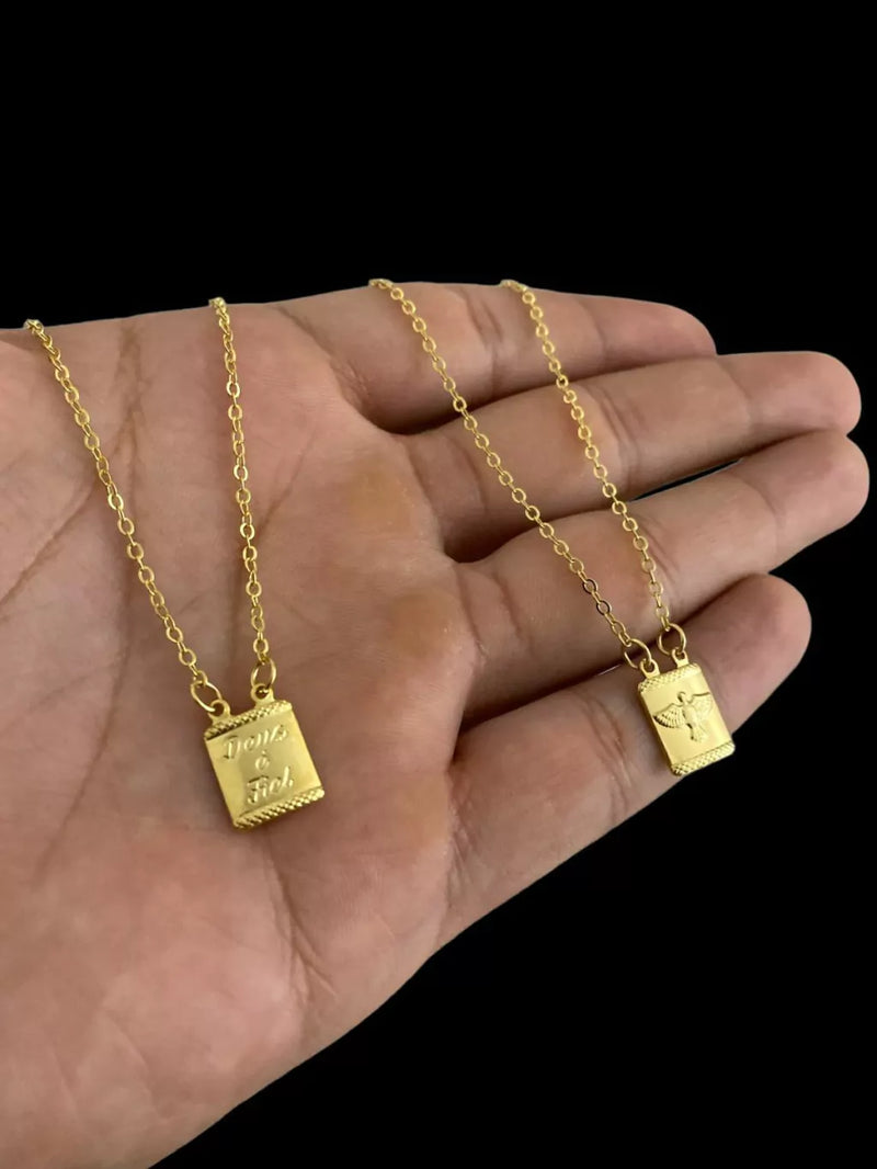 ESCAPULÁRIO CADEADO 1MM DEUS É FIEL/ ESPÍRITO SANTO - BANHADO A OURO 18K
